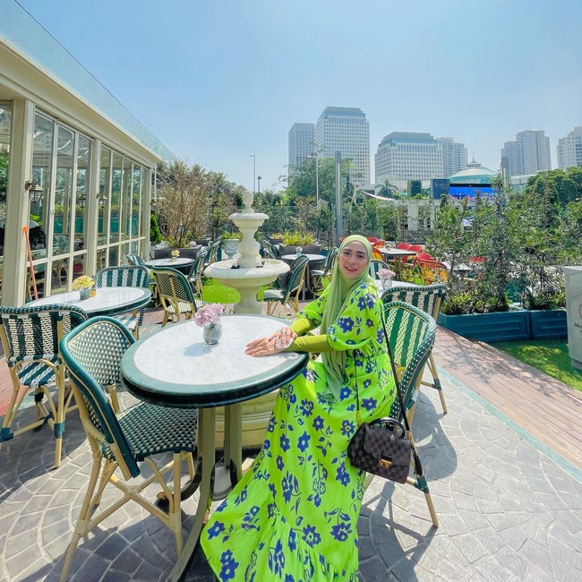 Netizen pun memberikan tanggapan tentang kehidupan ustaz Solmed dan April Jasmine, yang sering mereka unggah di akun Instagramnya. Kaya banget ya, ngalahin sultan andara 😮. Koq bisa ya ???klo benar 2 ustadz dan paham agama ga akan mungkin suka pamer , bikin konten gaya hidup yg super hedon. Maaf bukan iri, apa ini yg namanya ustadz ??? ucap pengguna TikTok @nasywa052528. Pamer harta pamer harta, duh istri ustad kok begini ya? Miris deh. Jangan aja nti kaya ujung2nya kaya paytrend duhhh ilfil, saut akun @apocalypso_8. Orang yang asli kaya gak akan pamerrr, timpal akun @1521_ist. Foto: Dok. Instagram @apriljasmine85.