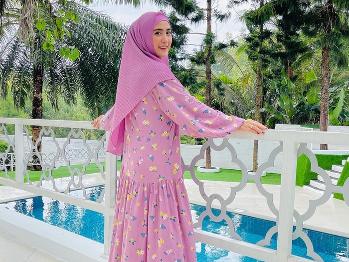 Gaya hijab April Jasmine