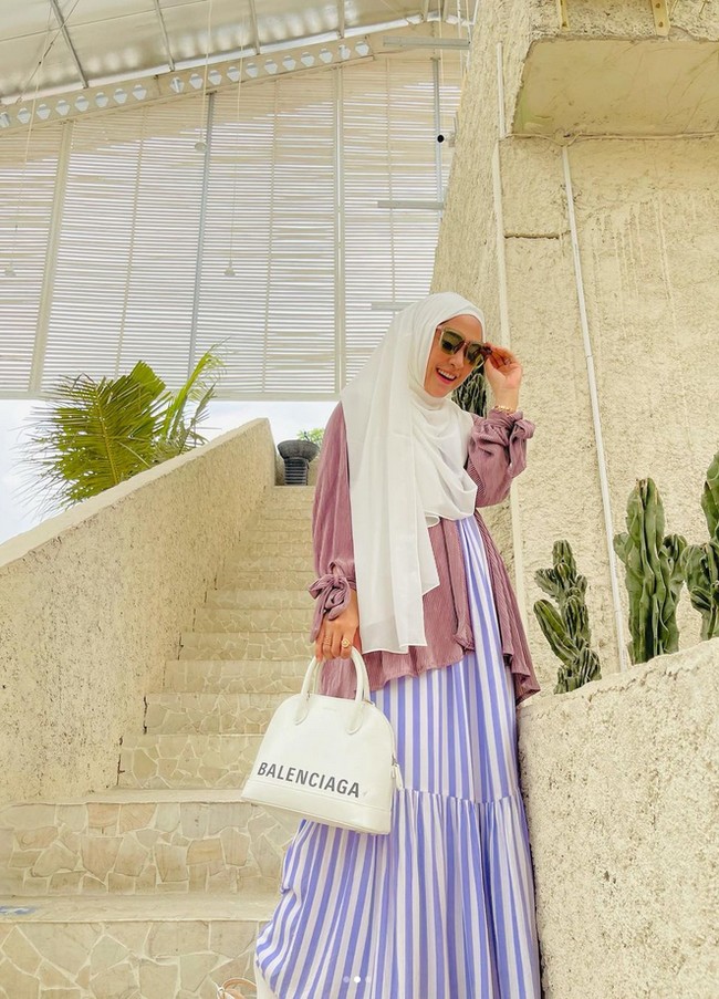 Selain mengenakan busana bernuansa cerah, April juga melengkapi penampilannya dengan menenteng tas mewah dengan harga yang fantastis. Mulai dari Gucci, Louis Vuitton, Yves Saint Laurent, hingga Balenciaga. Foto: Dok. Instagram @apriljasmine85.