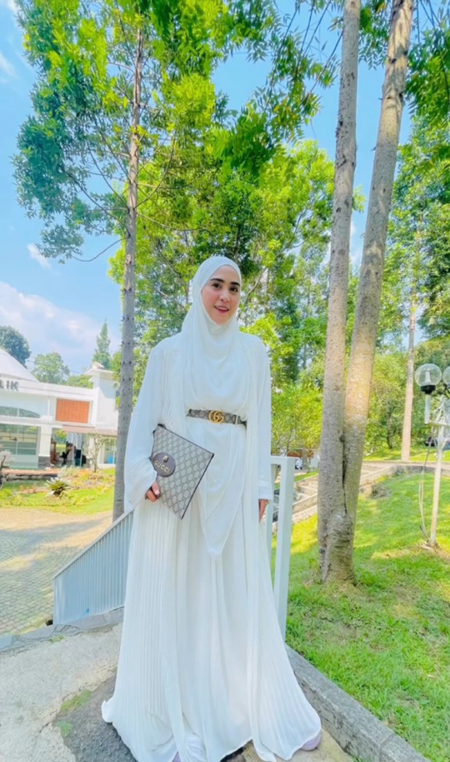 Dalam sebuah wawancara di program Pagi Pagi Ambyar Trans TV, Senin (8/1/2024), Ustaz Solmed tampak malu-malu ketika ditanya berapa biaya yang dikeluarkan untuk membangun rumah tersebut. Namun, ia ogah merinci biaya pembangunan rumah bergaya arsitektur Maroko, Timur tengah tersebut. Ketika ditanya apakah biaya pembangunannya mencapai puluhan miliar rupiah, ia membenarkannya. Iya betul, imbuh dia. Foto: Dok. Instagram @apriljasmine85.