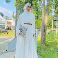 Dalam sebuah wawancara di program Pagi Pagi Ambyar Trans TV, Senin (8/1/2024), Ustaz Solmed tampak malu-malu ketika ditanya berapa biaya yang dikeluarkan untuk membangun rumah tersebut. Namun, ia ogah merinci biaya pembangunan rumah bergaya arsitektur Maroko, Timur tengah tersebut. Ketika ditanya apakah biaya pembangunannya mencapai puluhan miliar rupiah, ia membenarkannya. Iya betul, imbuh dia. Foto: Dok. Instagram @apriljasmine85.