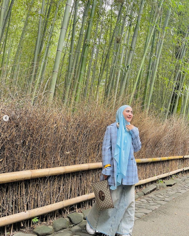 Dalam foto ini terlihat, April mengenakan hijab pashmina warna biru muda yang ia sampirkan ke depan dilengkapi dengan bros yang disematkan di bagian telinga. April memadukan hijab pashmina dengan blazer. Foto: Dok. Instagram @apriljasmine85.