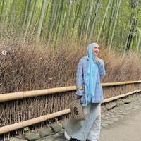 Dalam foto ini terlihat, April mengenakan hijab pashmina warna biru muda yang ia sampirkan ke depan dilengkapi dengan bros yang disematkan di bagian telinga. April memadukan hijab pashmina dengan blazer. Foto: Dok. Instagram @apriljasmine85.