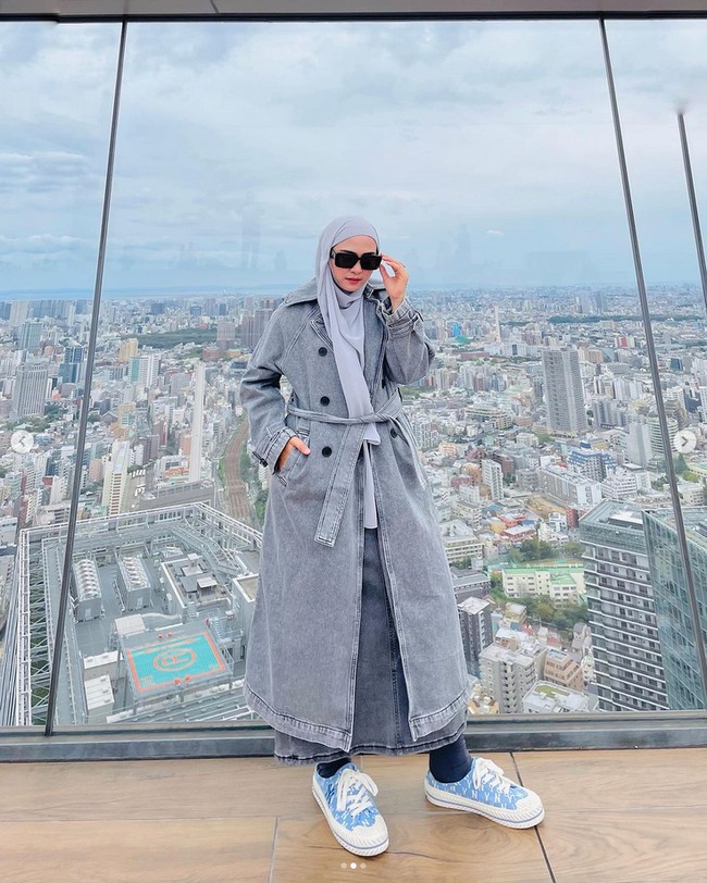 Wanita kelahiran 1 April 1985 ini juga berpenampilan kekinian dengan memadukan long coat bahan denim dengan rok denim abu-abu. Tatanan hijabnya pun rapi dengan hijab pashmina dan membuat dirinya semakin awet muda. Foto: Dok. Instagram @apriljasmine85.