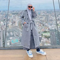 Wanita kelahiran 1 April 1985 ini juga berpenampilan kekinian dengan memadukan long coat bahan denim dengan rok denim abu-abu. Tatanan hijabnya pun rapi dengan hijab pashmina dan membuat dirinya semakin awet muda. Foto: Dok. Instagram @apriljasmine85.