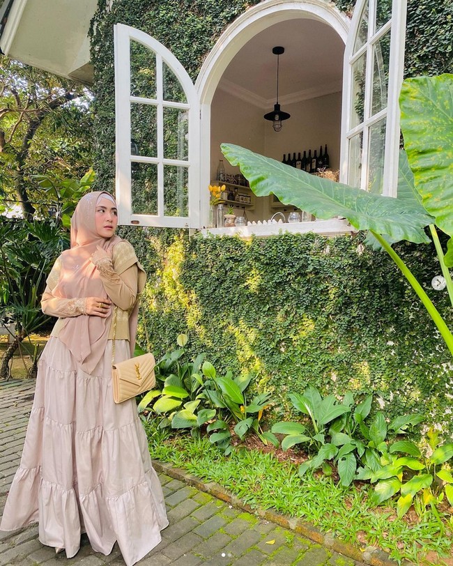 Penampilan pemain serial televisi Pesantren & RockN Roll 2 itu kerap dianggap pamer oleh netizen karena sering menunjukkan harta dan barang mewahnya. Seperti foto OOTD dengan menggunakan barang mewah dan merekam kegiatannya saat berada di rumah. Foto: Dok. Instagram @apriljasmine85.