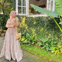 Penampilan pemain serial televisi Pesantren & RockN Roll 2 itu kerap dianggap pamer oleh netizen karena sering menunjukkan harta dan barang mewahnya. Seperti foto OOTD dengan menggunakan barang mewah dan merekam kegiatannya saat berada di rumah. Foto: Dok. Instagram @apriljasmine85.