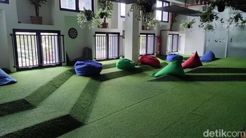 Nah ini tempat bersantai lainnya, yang juga bisa digunakan untuk bekerja. Di sebelahnya ini ada cermin besar dengan sedikit space yang sepertinya bisa digunakan untuk senam. Foto: (Panji Saputro/detikINET).