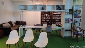 Kalau ini perpustakaan. Tapi juga bisa berfungsi untuk tempat bekerja. Foto: (Panji Saputro/detikINET).