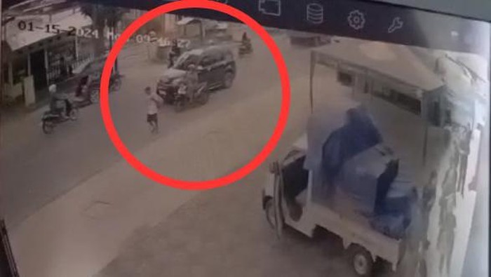 Pemotor wanita berinisial NN (53) di Kota Gorontalo, Provinsi Gorontalo ditabrak lari pengendara mobil hingga luka di tangan dan kepala.