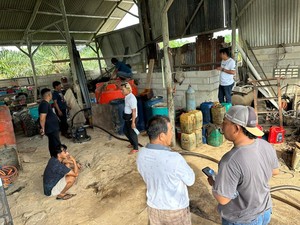 Polisi Temukan 5 Ton Solar Saat Gerebek Gudang Penimbunan BBM di Bangka