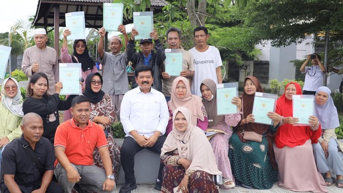 Menteri ATR/BPN serahkan sertifikat PTSL ke masyarakat di wilayah Balikpapan Timur.