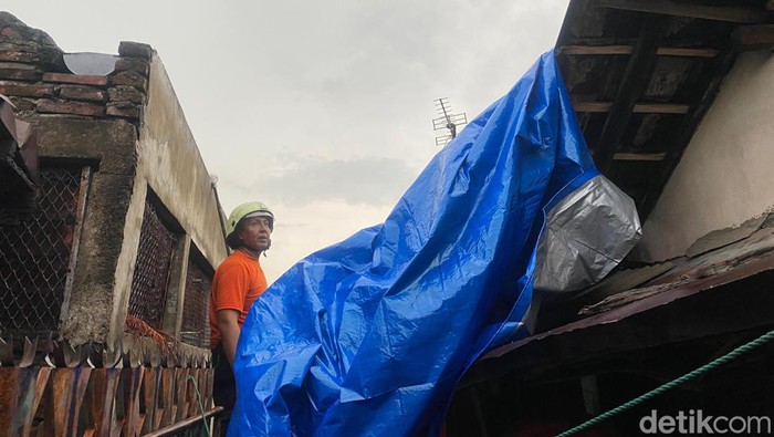Hujan angin kencang ambrukkan atap rumah seorang warga di Surabaya.
