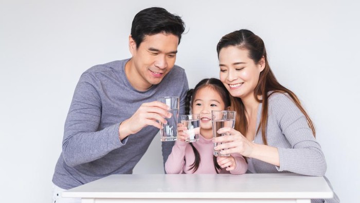 Ilustrasi anak minum air putih