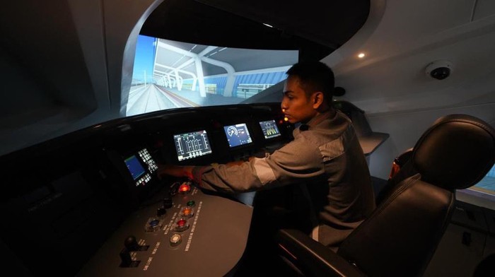 Intip Momen 72 Masinis Latihan Jadi Operator Kereta Cepat Whoosh 72 masinis KCIC sedang menjalani pelatihan operasional Kereta Cepat Whoosh sejak 27 Februari 2023. Pelatihan mencakup aspek teori dan praktik guna meningkatkan kompetensi dan penguasaan teknologi kereta cepat Whoosh.