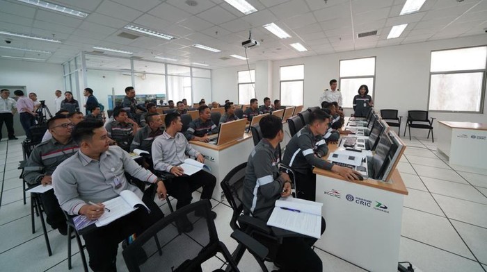 Intip Momen 72 Masinis Latihan Jadi Operator Kereta Cepat Whoosh 72 masinis KCIC sedang menjalani pelatihan operasional Kereta Cepat Whoosh sejak 27 Februari 2023. Pelatihan mencakup aspek teori dan praktik guna meningkatkan kompetensi dan penguasaan teknologi kereta cepat Whoosh.
