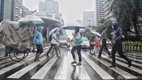 Musim hujan ditandai dengan kedatangan Angin Monsun Asia yang membawa uap air dari sekitar Benua Asia dan perairan sekitar. Sementara, musim kemarau diindikasikan dengan Angin Monsun Australia atau angin timuran yang kering dari Benua Australia, dikutip dari CNN Indonesia.