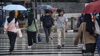 Masalahnya, 2023 hingga 2024 diramaikan dengan kedatangan fenomena pengering hujan, yakni El Nino di Samudera Pasifik dan Indian Ocean Dipole (IOD) di Samudera Hindia. BMKG memprediksi El Nino berakhir 2024 ini, sehingga hujan akan normal seperti sebelumnya.  