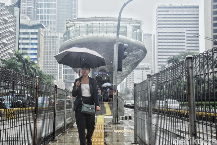 BMKG memprediksk Januari dan Februari sebagai puncak musim penghujan 2024. BMKG mengatakan pada pekan ini, 61% wilayah RI sudah masuk musim hujan.