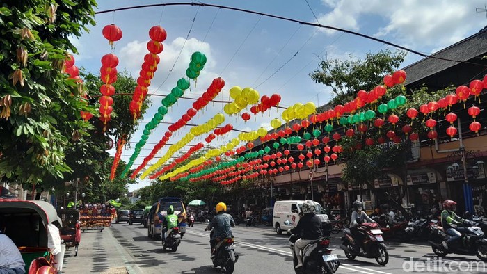 Jelang Imlek, lampion warna-warni sudah mulai terpasang di Pasar Gede, Selasa (16/1/2024).