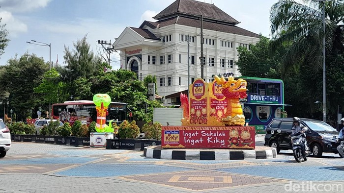 Jelang Imlek, ornamen shio Naga sudah mulai terpasang di jalanan sekitar Balai Kota Solo, Selasa (16/1/2024).