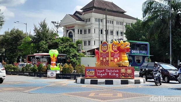 Jelang Imlek, ornamen shio Naga sudah mulai terpasang di jalanan sekitar Balai Kota Solo, Selasa (16/1/2024).