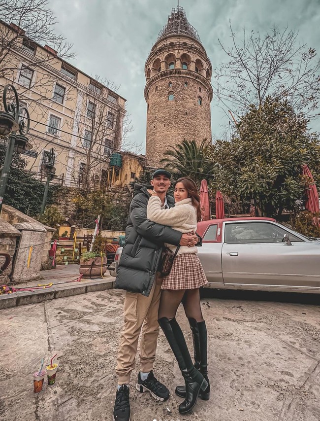 Meski membawa serta kedua buah hati, namun Jessica dan Vincent tetap tak lupa memamerkan pose kompak dan mesra mereka. Dalam foto terlihat keduanya yang saling memeluk satu sama lain. Foto: Instagram/@inijedar