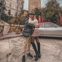 Meski membawa serta kedua buah hati, namun Jessica dan Vincent tetap tak lupa memamerkan pose kompak dan mesra mereka. Dalam foto terlihat keduanya yang saling memeluk satu sama lain. Foto: Instagram/@inijedar