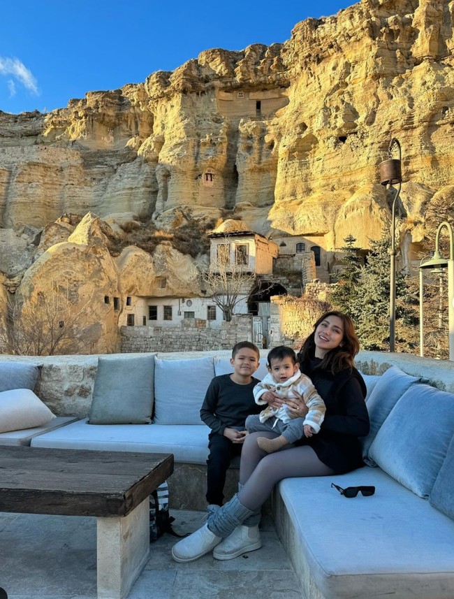 Selama di Turki wanita yang akrab disapa Jedar itu menginap di hotel bernuansa goa. Ia mengaku bahwa bisa menginap di dalam goa itu menjadi salah satu impiannya yang akhirnya terwujud. Foto: Instagram/@inijedar