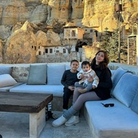 Selama di Turki wanita yang akrab disapa Jedar itu menginap di hotel bernuansa goa. Ia mengaku bahwa bisa menginap di dalam goa itu menjadi salah satu impiannya yang akhirnya terwujud. Foto: Instagram/@inijedar