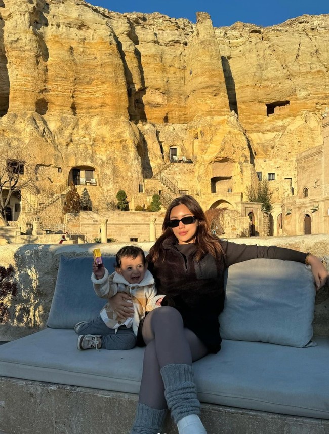 Berpose bersama Don yang sudah semakin besar, Jessica tampil stylish mengenakan kaca mata hitam. Tingkah lucu dan menggemaskan Don juga tak luput dari perhatian. Anak kedua Jessica itu terlihat sudah semakin pintar. Foto: Instagram/@inijedar