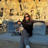 Berpose bersama Don yang sudah semakin besar, Jessica tampil stylish mengenakan kaca mata hitam. Tingkah lucu dan menggemaskan Don juga tak luput dari perhatian. Anak kedua Jessica itu terlihat sudah semakin pintar. Foto: Instagram/@inijedar