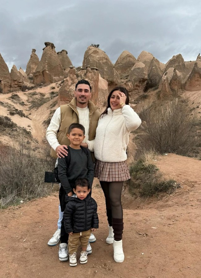 Dalam salah satu keterangan unggahannya Jessica mengungkapkan bahwa liburannya awal tahun 2024 tersebut merupakan kado untuk putra pertamanya, El Barack karena sudah memperoleh nilai rapor yang bagus. Foto: Instagram/@inijedar