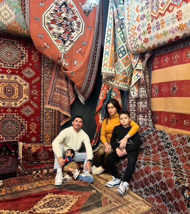 Ketika di Cappadocia, Turki, Jedar dan keluarganya tampak mengunjungi sejumlah tempat, salah satunya tempat produksi karpet paling besar di sana. Tak lupa Jedar dan keluarganya pun mengabadikan momen tersebut dengan berfoto bersama. Foto: Instagram/@inijedar