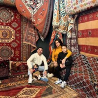 Ketika di Cappadocia, Turki, Jedar dan keluarganya tampak mengunjungi sejumlah tempat, salah satunya tempat produksi karpet paling besar di sana. Tak lupa Jedar dan keluarganya pun mengabadikan momen tersebut dengan berfoto bersama. Foto: Instagram/@inijedar