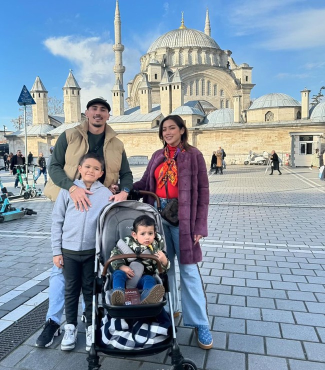 Jedar dan keluarganya juga berkunjung ke Istanbul, Turki. Meski sudah memiliki 2 orang anak namun penampilan Jedar tetap terlihat stylish dan menawan. Foto: Instagram/@inijedar