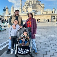 Jedar dan keluarganya juga berkunjung ke Istanbul, Turki. Meski sudah memiliki 2 orang anak namun penampilan Jedar tetap terlihat stylish dan menawan. Foto: Instagram/@inijedar