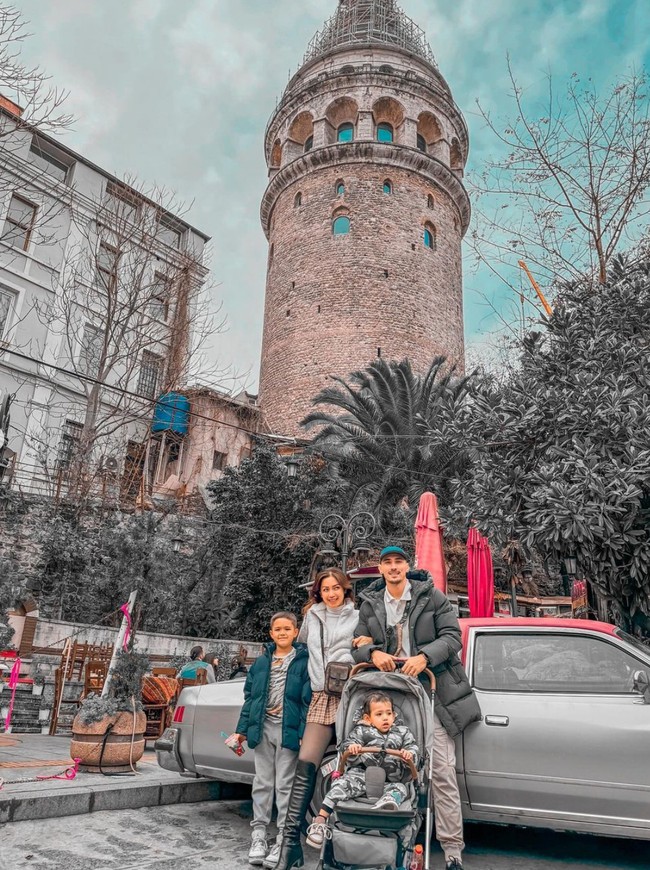 Jessica Iskandar bersama suaminya, Vincent Verhaag dan kedua anak mereka, El Barack dan Don Verhaag, tampak menghabiskan waktu berlibur dengan mengunjungi Turki. Begini potret kebersamaan keempatnya saat berada di Istanbul, Turki. Foto: Instagram/@inijedar