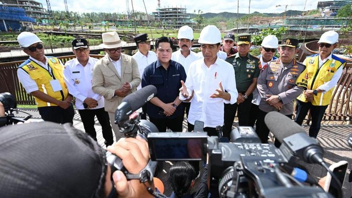 Jokowi memberikan keterangan pers di IKN