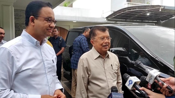 Jusuf Kalla bersama Anies Baswedan di Makassar.