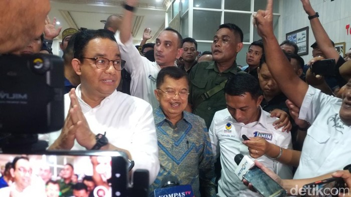 Jusuf Kalla bersama Anies Baswedan di Makassar.