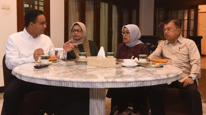 Jusuf Kalla temani Anies kampanye di Sulsel Calon presiden nomor urut 1 Anies Baswedan (kiri) bersama Wakil Presiden ke-10 dan ke-12 RI Jusuf Kalla (tengah) menjawab pertanyaan wartawan sebelum berangkat menuju lokasi kampanye di Makassar, Sulawesi Selatan, Rabu (17/1/2024). Jusuf Kalla akan mendampingi Anies Baswedan berkampanye di tanah kelahirannya di Kabupaten Bone, Sulawesi Selatan untuk menyapa dan menyerap aspirasi warga. ANTARA FOTO/Indrianto Eko Suwarso/pras.