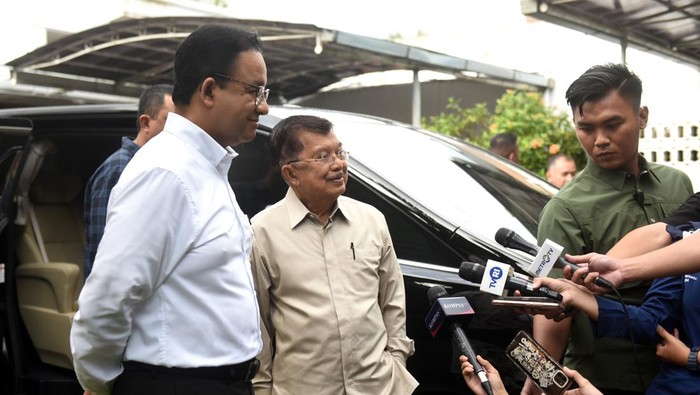 Jusuf Kalla temani Anies kampanye di Sulsel Calon presiden nomor urut 1 Anies Baswedan (kiri) bersama Wakil Presiden ke-10 dan ke-12 RI Jusuf Kalla (tengah) menjawab pertanyaan wartawan sebelum berangkat menuju lokasi kampanye di Makassar, Sulawesi Selatan, Rabu (17/1/2024). Jusuf Kalla akan mendampingi Anies Baswedan berkampanye di tanah kelahirannya di Kabupaten Bone, Sulawesi Selatan untuk menyapa dan menyerap aspirasi warga. ANTARA FOTO/Indrianto Eko Suwarso/pras.