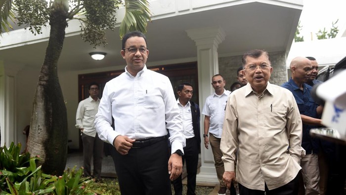 Calon presiden nomor urut 1 Anies Baswedan (kiri) bersama Wakil Presiden ke-10 dan ke-12 RI Jusuf Kalla (tengah) menjawab pertanyaan wartawan sebelum berangkat menuju lokasi kampanye di Makassar, Sulawesi Selatan, Rabu (17/1/2024). Jusuf Kalla akan mendampingi Anies Baswedan berkampanye di tanah kelahirannya di Kabupaten Bone, Sulawesi Selatan untuk menyapa dan menyerap aspirasi warga. ANTARA FOTO/Indrianto Eko Suwarso/pras.