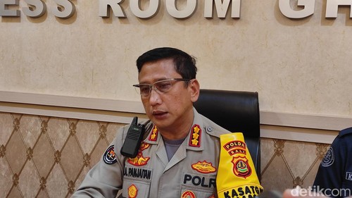 Kabid Humas Polda Bali Kombes Jansen Avitus Panjaitan memberikan keterangan pers di kantornya, Rabu (17/1/2024). (I Wayan Sui Suadnyana/detikBali)