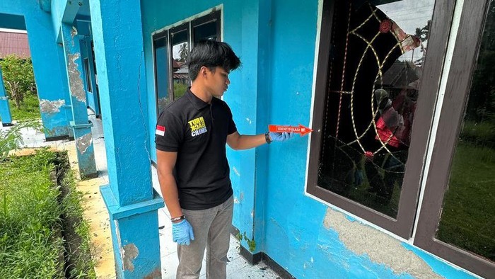 Kantor Dinas Perdagangan, Perindustrian, Koperasi, UMKM, dan Transmigrasi (Disperindagkop) Kabupaten Waropen, Papua dirusak oleh orang tak dikenal (OTK).