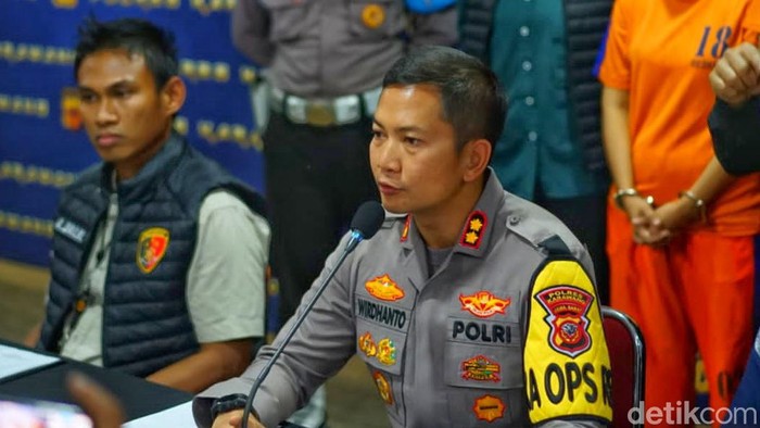 Kapolres Karawang AKBP Wirdhanto Hadicaksono saat merilis kasus pembunuhan karyawan di sasak misran Klari Karawang