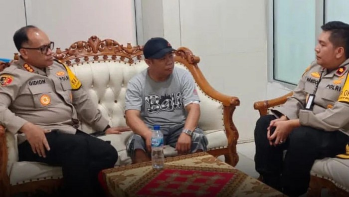 Kapolres Metro Jakut, Kombes Gidion Arif Setyawan, menjenguk ketua RT di Cilincing berinisial BPR (52) yang ditembak pencuri sepeda motor. (IG @kapolrestro_jakartautara)
