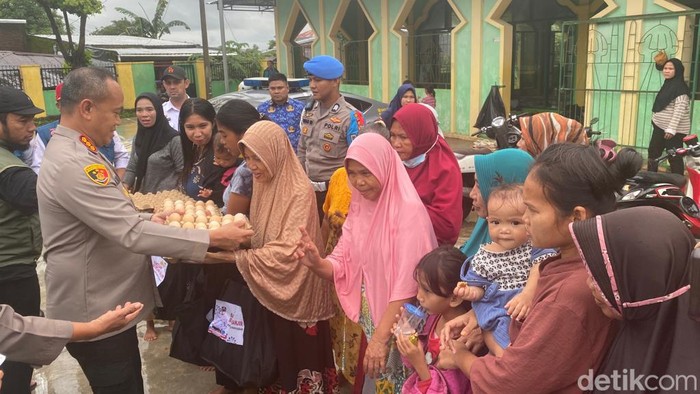 Kapolrestabes Makassar Kombes Mokhamad Ngajib menyerahkan bantuan ke warga terdampak banjir.