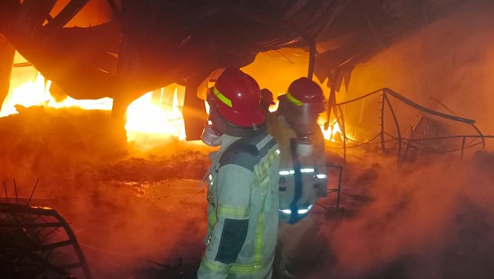 Kebakaran PT Atamira yang berada di Desa Kwarasan, Kecamatan Grogol, Kabupaten Sukoharjo, Rabu (27/1/2024).